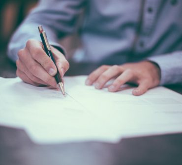 Договор дарения вместо купли-продажи: соглашаться или не рисковать?